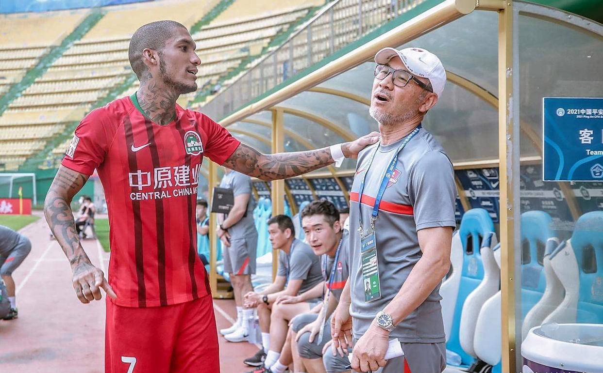 尽管球员状, 由王宝山接